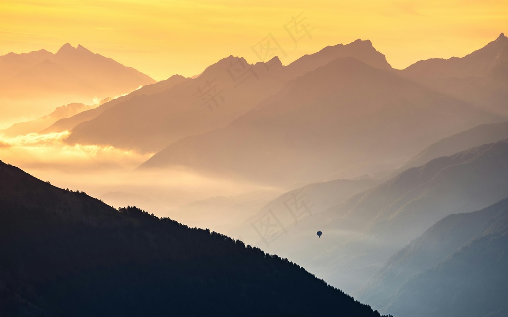 雾锁层峦晨曦橙韵景