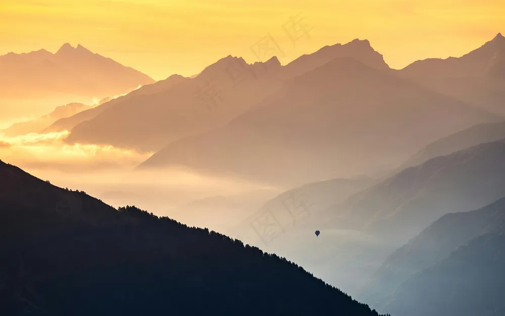 雾锁层峦晨曦橙韵景