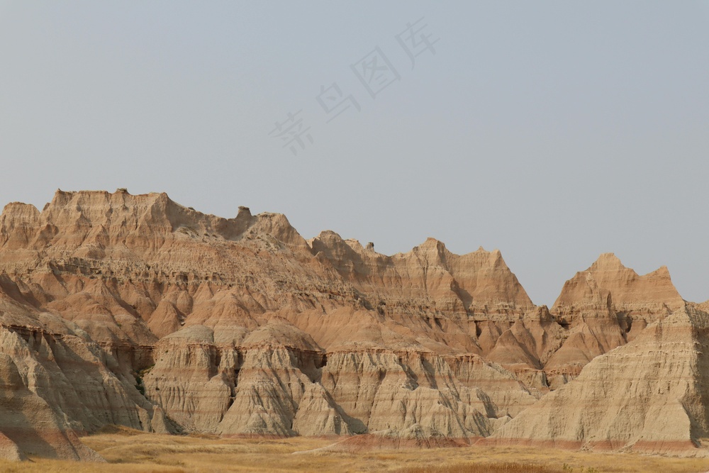 金色麦浪滚滚，秋日丰收景象