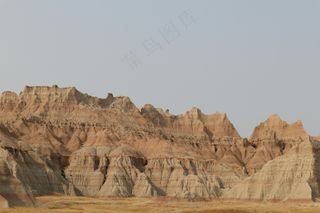 金色麦浪滚滚，秋日丰收景象