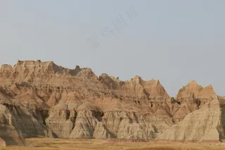 金色麦浪滚滚，秋日丰收景象