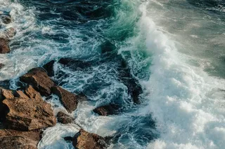 波涛汹涌的大海边礁石