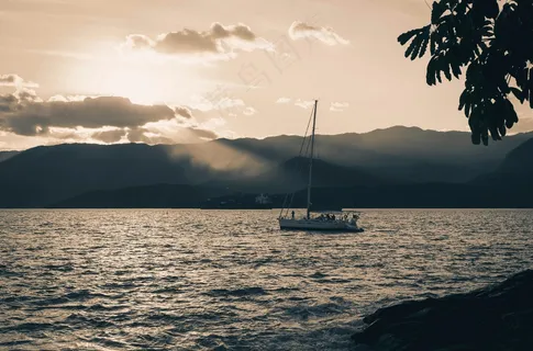 黄昏剪影：黑白帆船之旅