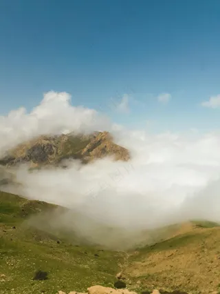 云雾缭绕的山间风光