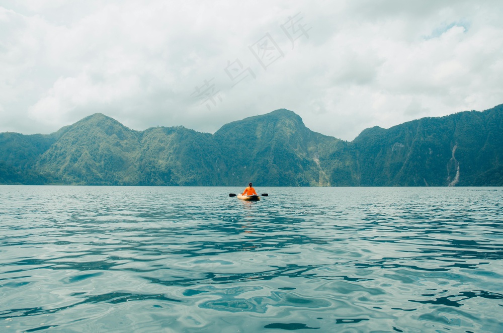 湖山静谧皮艇行·自然简约风·蓝绿晴日色·壁纸观景图