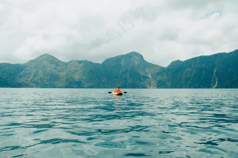 湖山静谧皮艇行·自然简约风·蓝绿晴日色·壁纸观景图