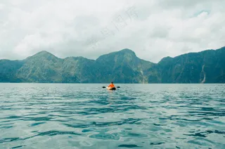 湖山静谧皮艇行·自然简约风·蓝绿晴日色·壁纸观景图