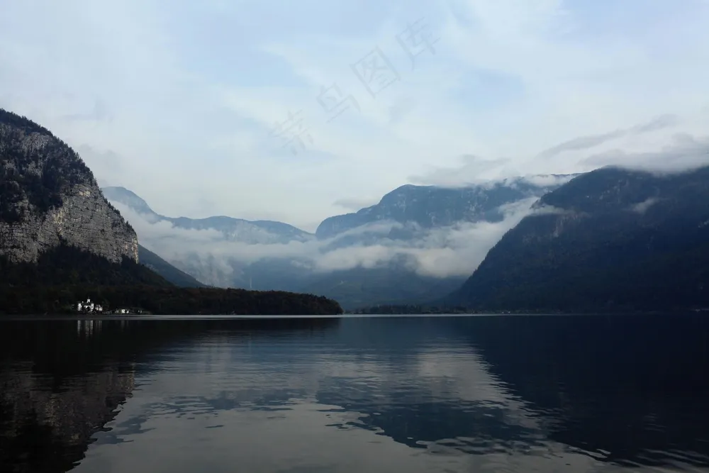 静谧山湖，蓝白交织的宁静画卷