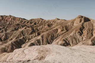 褶皱的大地之韵