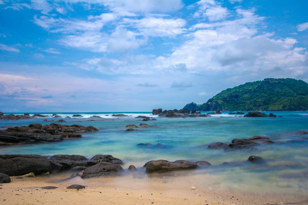 宁静海岸线上的碧蓝海浪