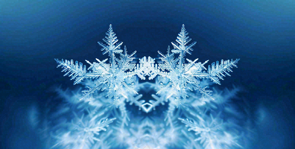 冬季雪花水晶蓝色寒冷小寒大寒大雪摄影图