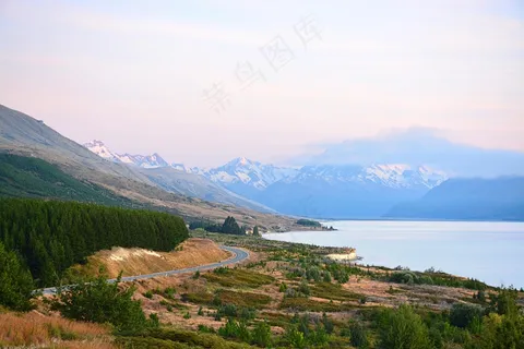 静谧山峦：淡粉天空下的自然画卷