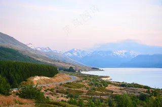 静谧山峦：淡粉天空下的自然画卷