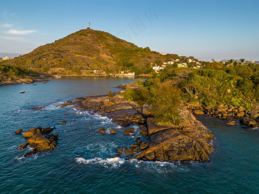 海岛灯塔宁静景·热带自然风·蓝绿棕交织·旅游宣传照