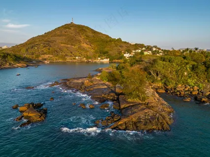 海岛灯塔宁静景·热带自然风·蓝绿棕交织·旅游宣传照