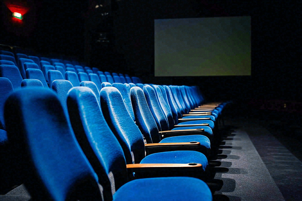 豪华电影院观影场景摄影图