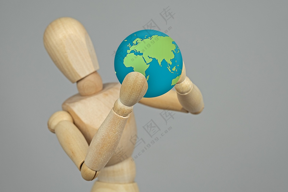 手持地球模型的木偶人图片