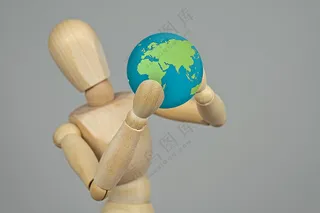 手持地球模型的木偶人图片