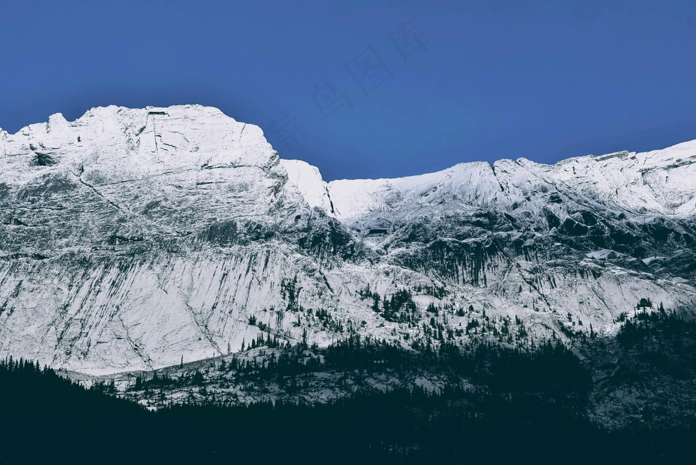 雪域蓝调：冷峻山景的黑白魅力