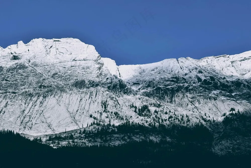 雪域蓝调：冷峻山景的黑白魅力