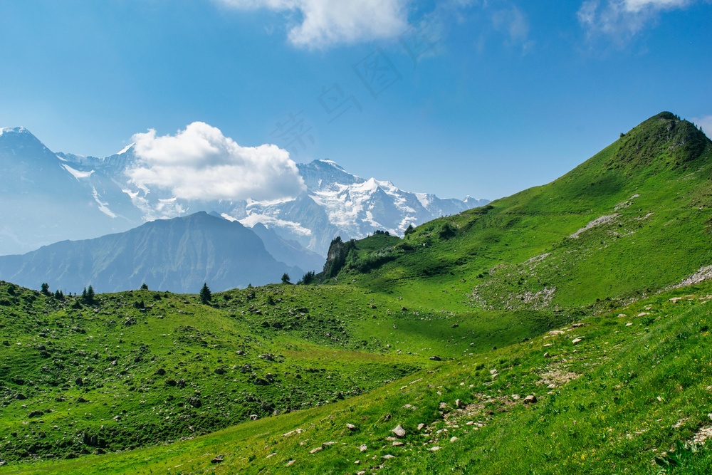 青翠山脉与碧空交织的美景