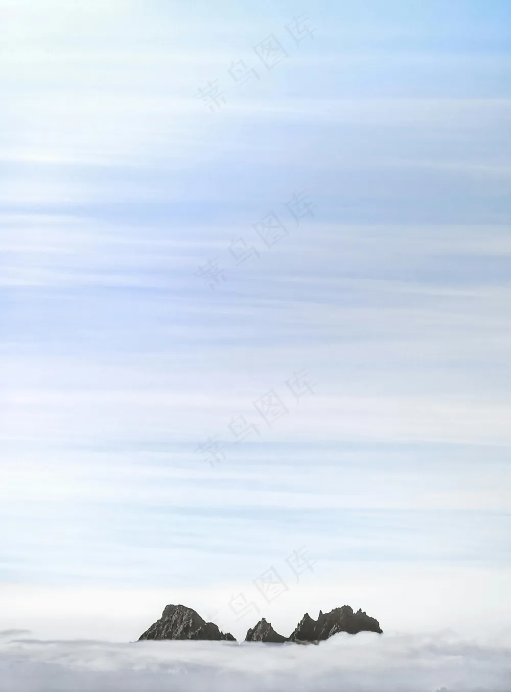 宁静海面上的孤独小岛