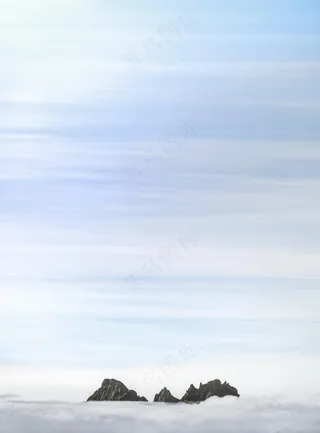 宁静海面上的孤独小岛