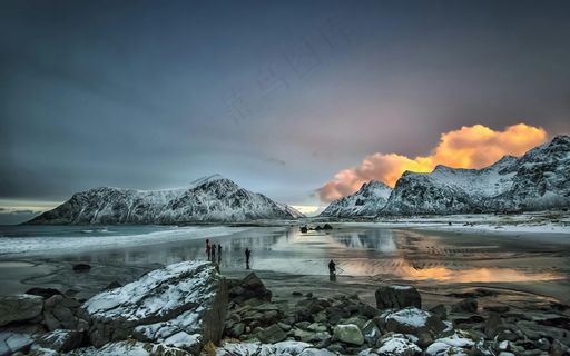雪滩远山静谧景·寒冷清新风·蓝橙白交织·旅游壁纸照