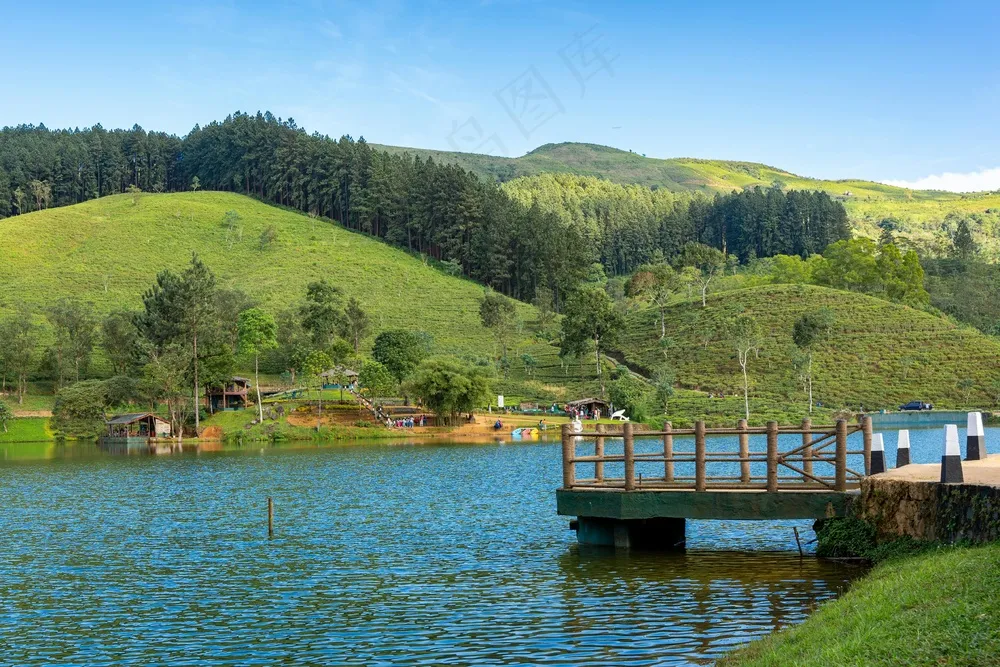 翠绿山丘下的静谧蓝湖