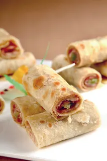 培根肉卷饼美食图片