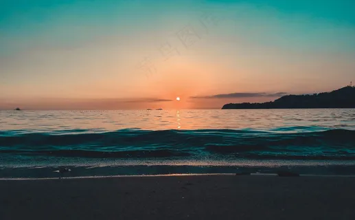 日落时分的宁静海滩