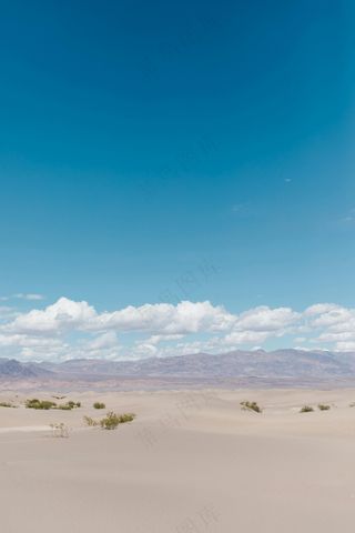 沙漠绿洲孤云图·荒芜宁静风格·蓝橙绿交织·壁纸赏景