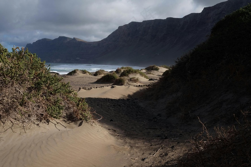 沙滩孤峰·云雾意境·蓝灰光影·自然美景