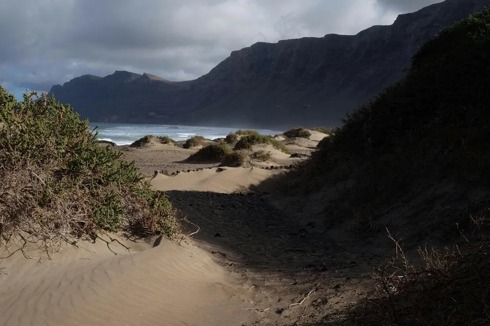 沙滩孤峰·云雾意境·蓝灰光影·自然美景