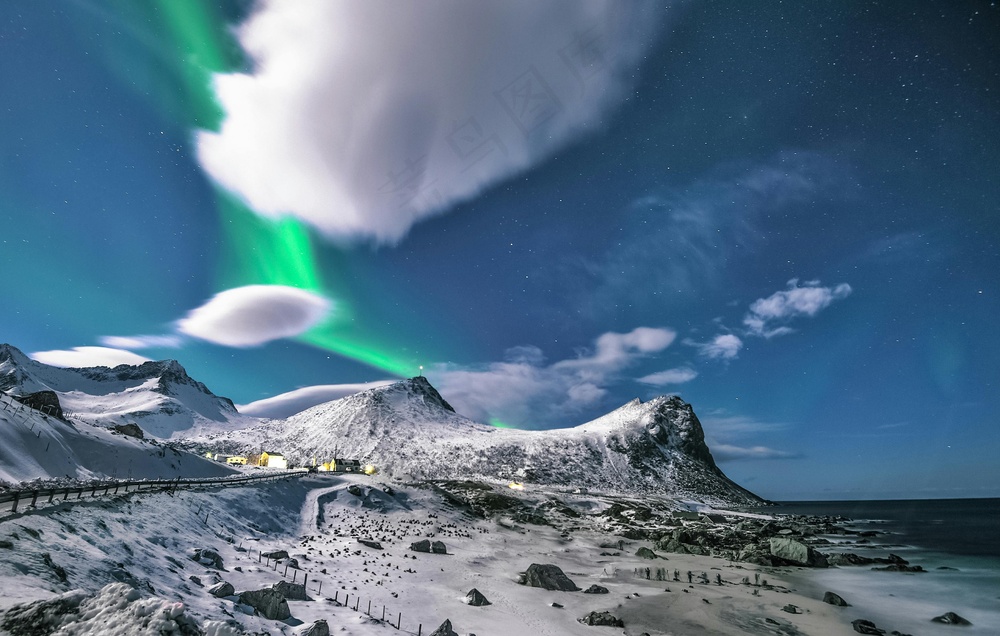 雪峰极光夜空图：梦幻蓝绿自然珍藏