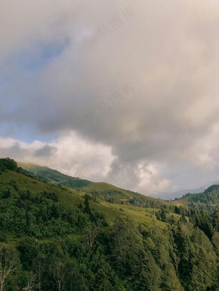 绿丘云影风光·宁静自然风·蓝绿交织色·旅游宣传照