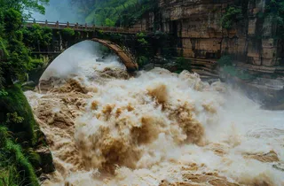 洪水自然灾害防洪预警摄影图