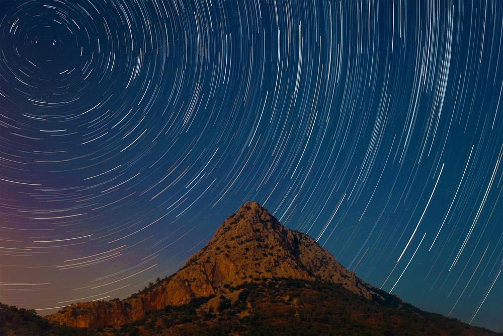 星轨璀璨夜峰图·深邃蓝白自然画