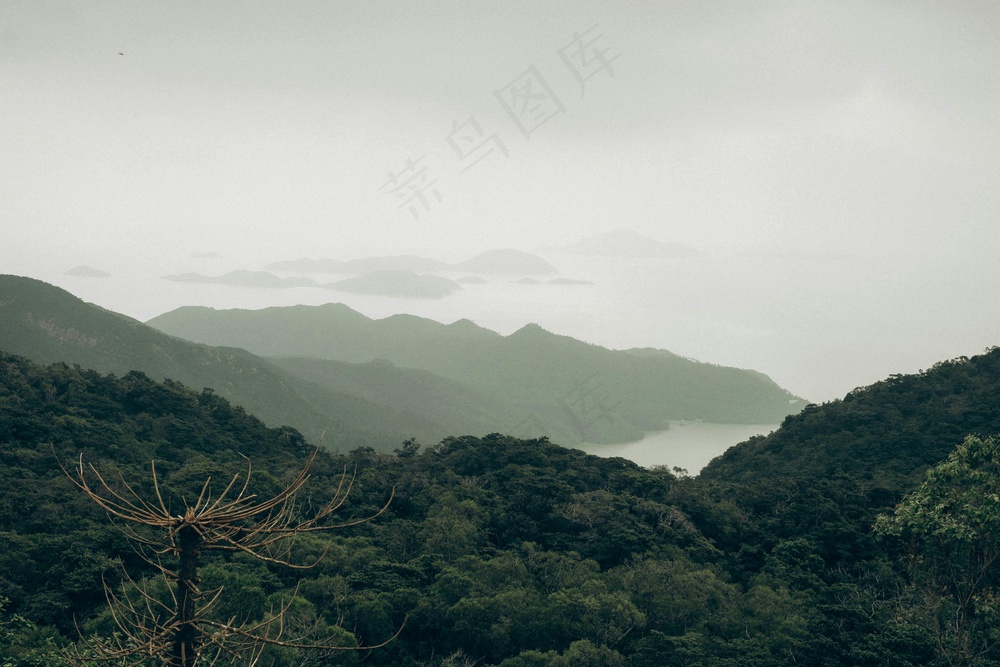 静谧山岚：淡彩自然风景摄影