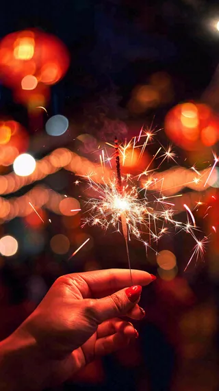 新年放烟花庆祝红色喜庆小年除夕夜春节摄影图