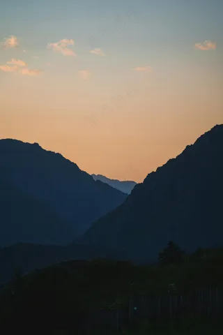 群山之巅的暮色余晖