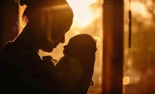 母亲节晚霞光辉妈妈抱着孩子摄影图