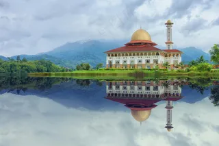 宁静湖畔的倒影建筑