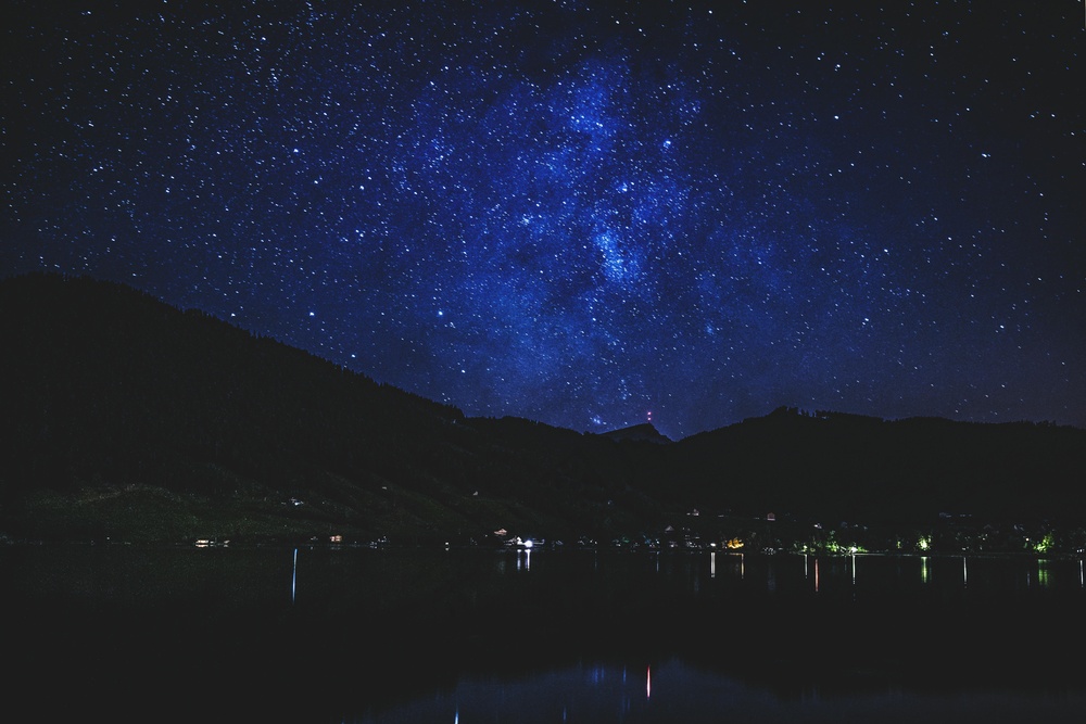 夜幕下的星河倒影