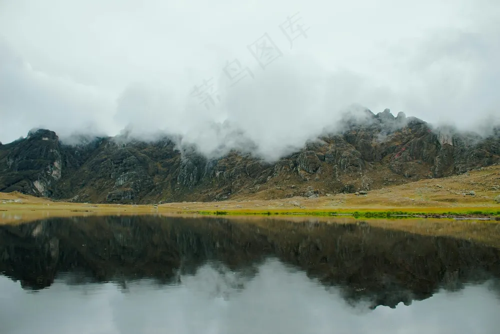 湖光山色倒影中的宁静景致