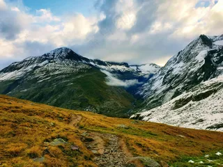 山间云海与青翠草原的交织