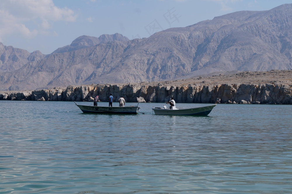 海天一色舟行图·宁静自然风格·蓝绿灰调·休闲赏景