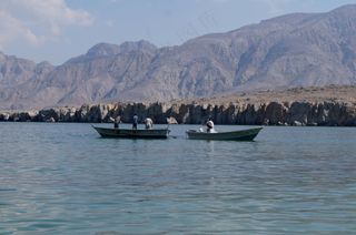 海天一色舟行图·宁静自然风格·蓝绿灰调·休闲赏景
