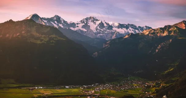 山谷中的小镇与雪峰日落 山谷中的小镇与雪峰日落