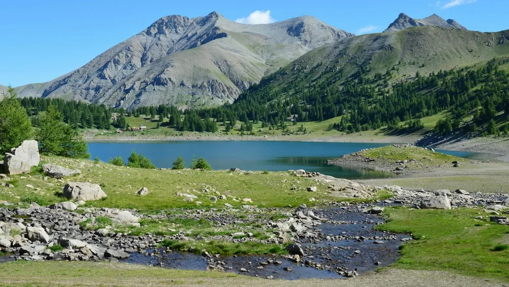 山间湖畔的宁静风光